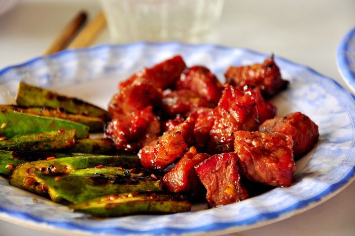 Bò nướng Lạc Cảnh ăn kèm rau xanh