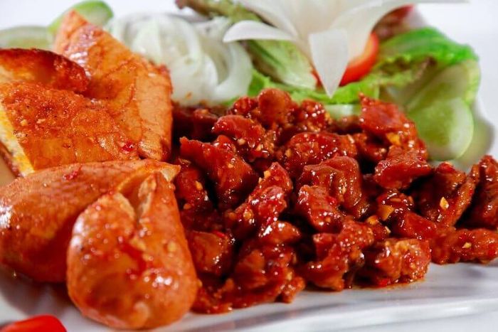 Bò nướng Lạc Cảnh ăn kèm bánh mì