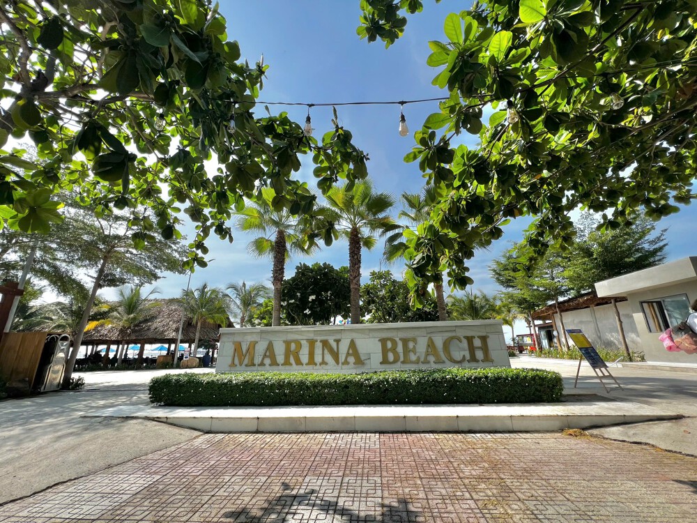 Lối vào Marina Beach trong khuôn viên Ana Marina