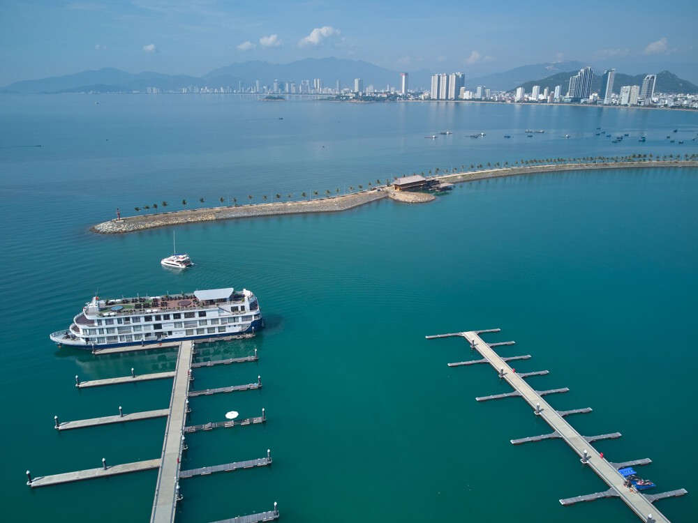 Du thuyền neo tại Ana Marina bên vịnh Nha Trang