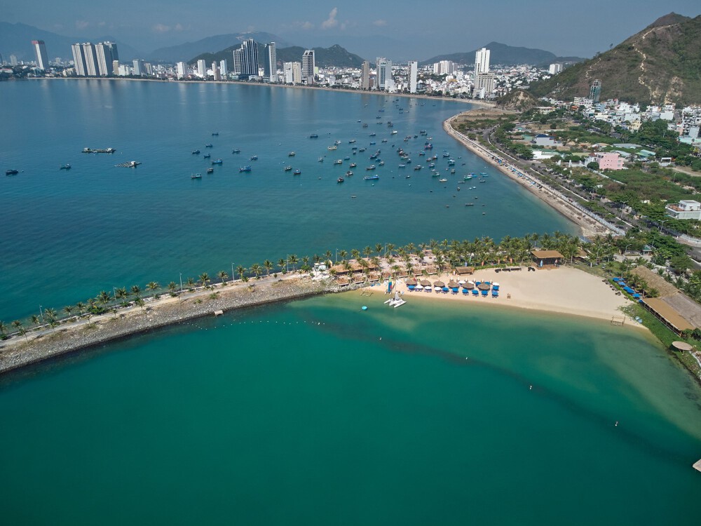 Bãi biển và cảnh quan ven bờ tại Ana Marina Nha Trang