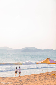Du khách tản bộ trên bãi biển Trần Phú Nha Trang