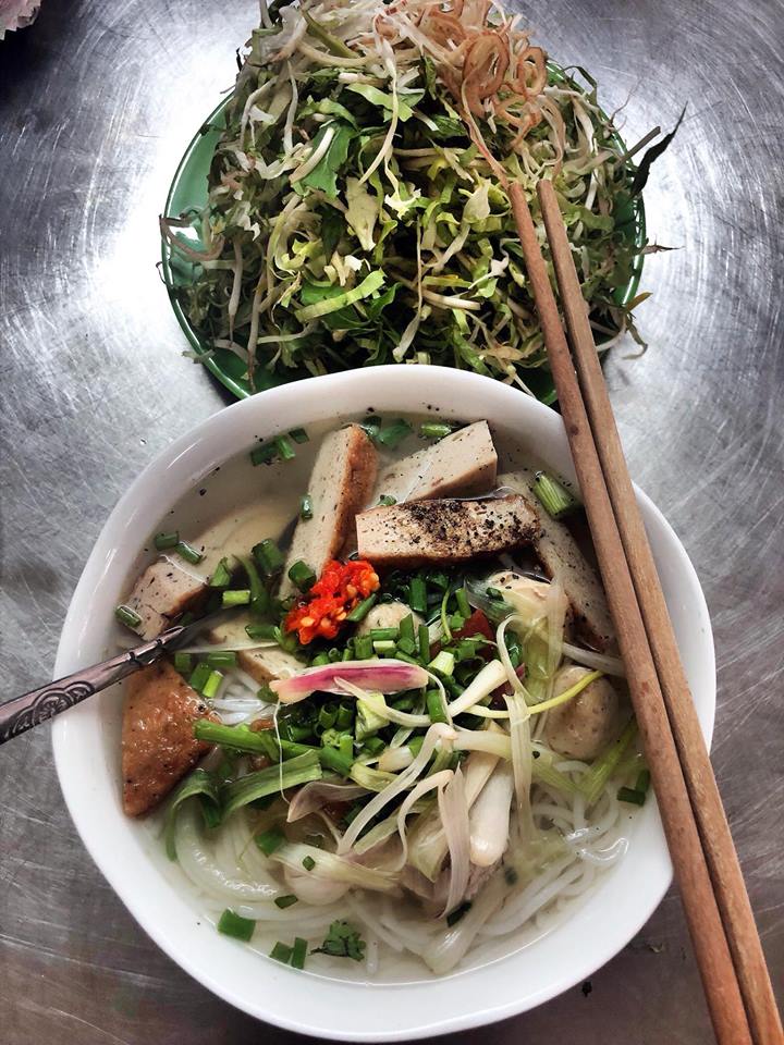 Tô bún chả cá dầm tại Nguyên Loan