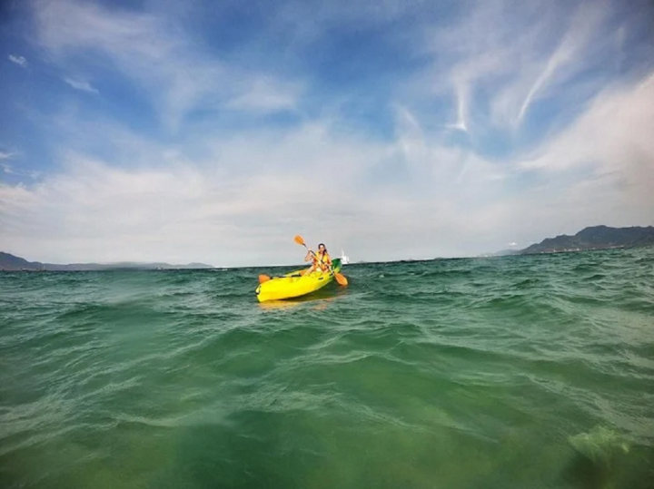 Du khách chèo kayak trên vùng biển Dốc Lết, Khánh Hòa