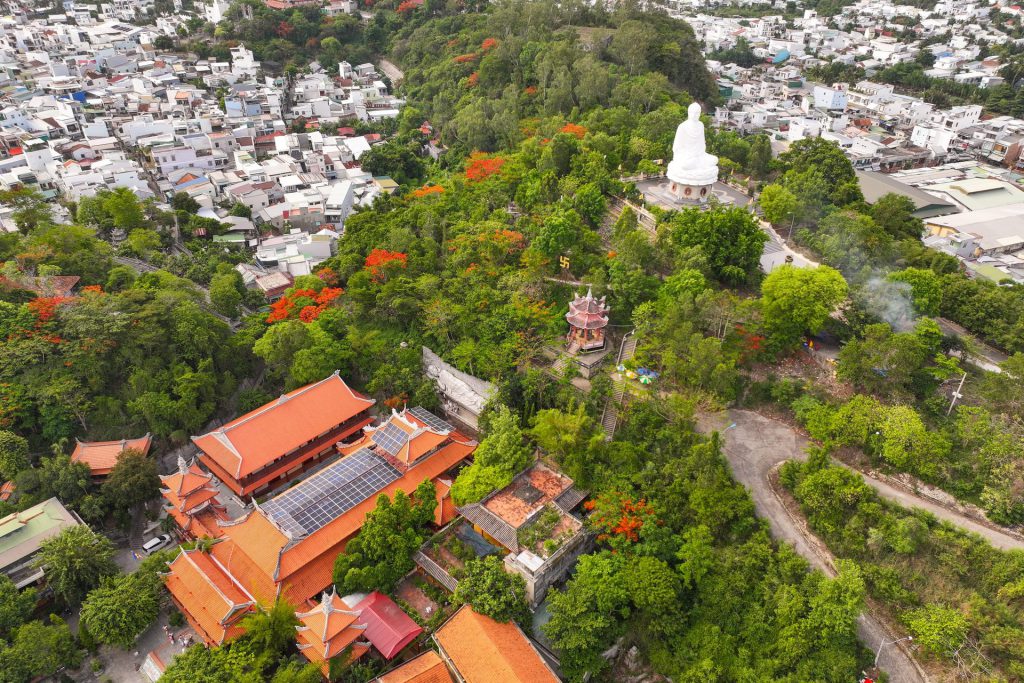 Toàn cảnh Chùa Long Sơn, núi Trại Thủy và tượng Phật Trắng tại Nha Trang