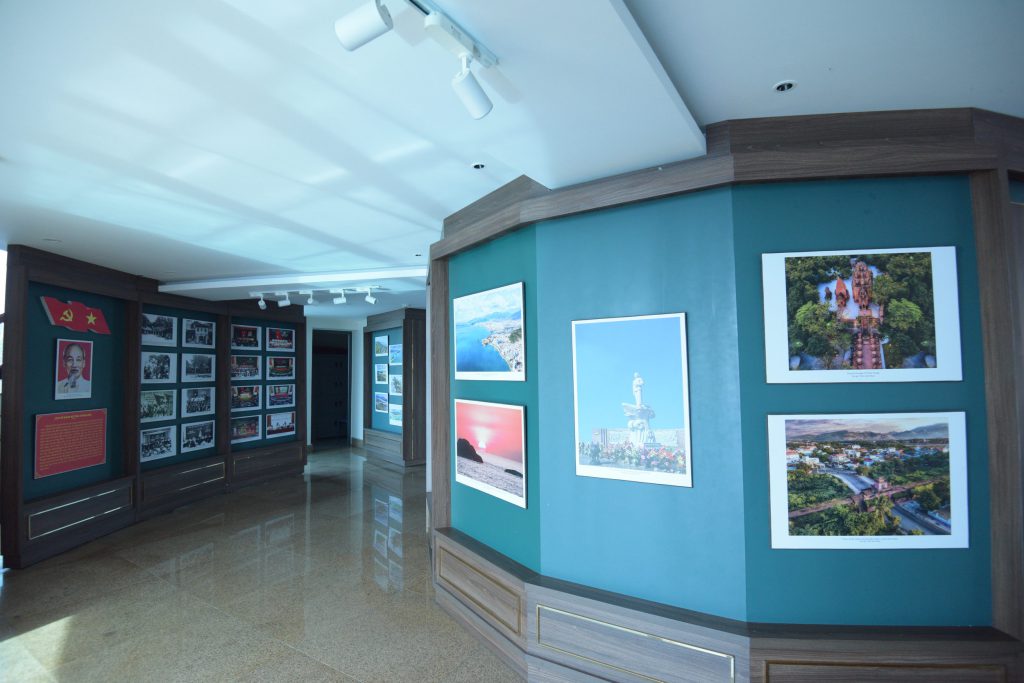 Không gian trưng bày hình ảnh lịch sử và văn hóa bên trong Tháp Trầm Hương Nha Trang