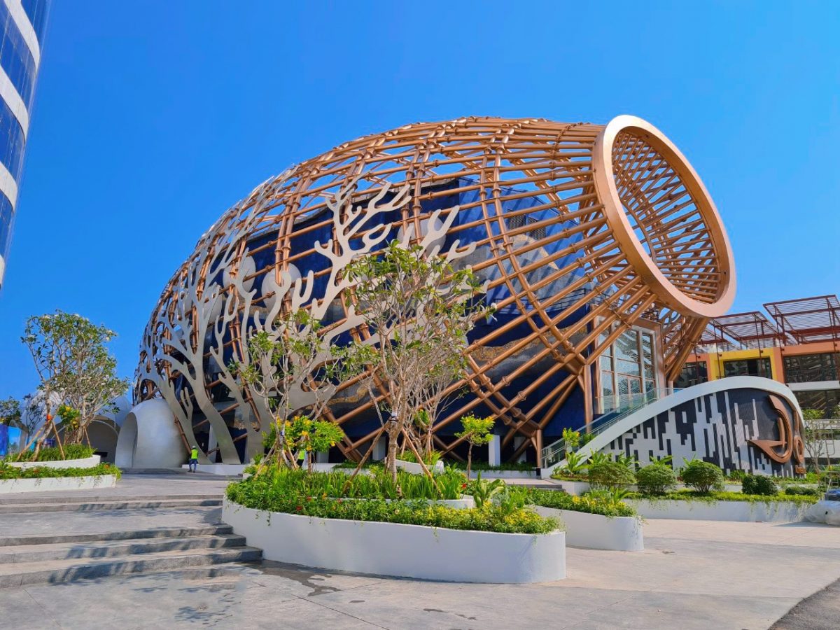 Khuôn viên cây xanh trước Nhà hát Đó Nha Trang