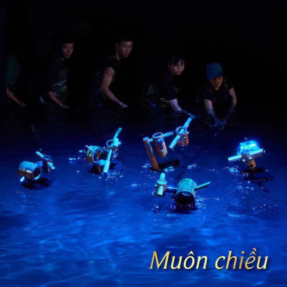 Sân khấu hồ nước trong show Rối Mơ Nhà hát Đó