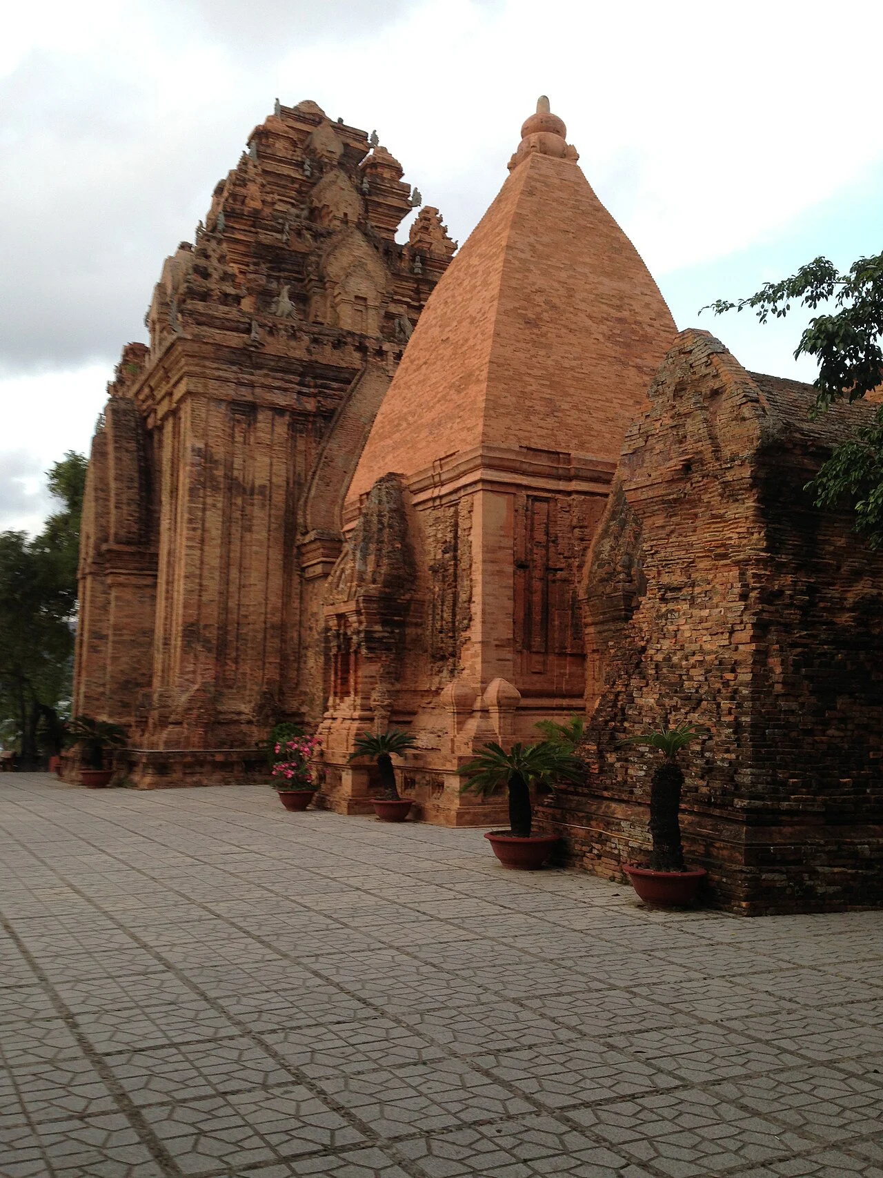 Vì sao nên tham quan? – Tháp Bà Ponagar
