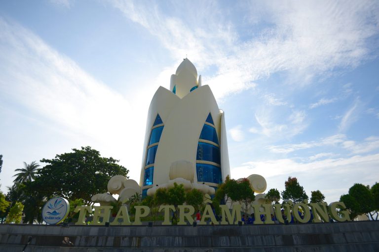 Tháp Trầm Hương Nha Trang: Kiến trúc và không gian trưng bày