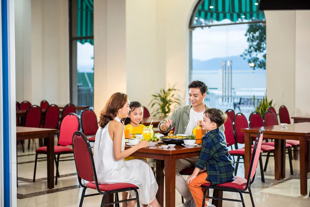 Gia đình dùng bữa tại VinWonders Nha Trang