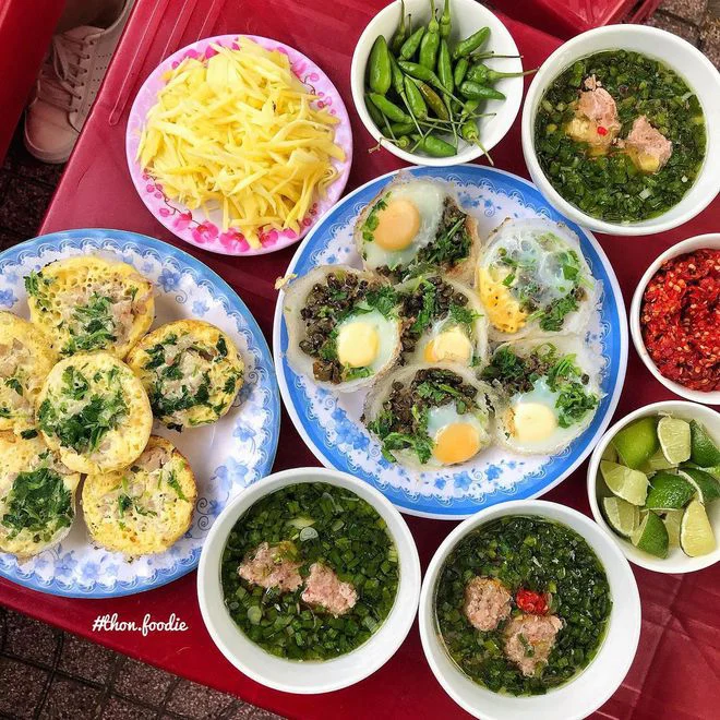 Bàn bánh căn và đồ ăn kèm tại Bánh Căn 51