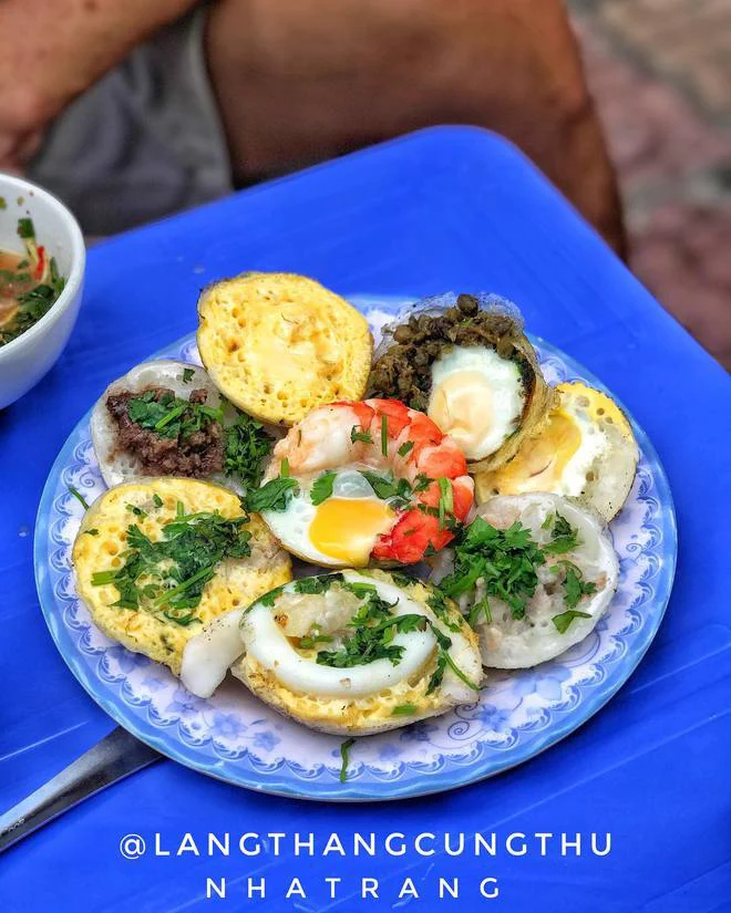 Đĩa bánh căn nhiều nhân tại Bánh Căn 51