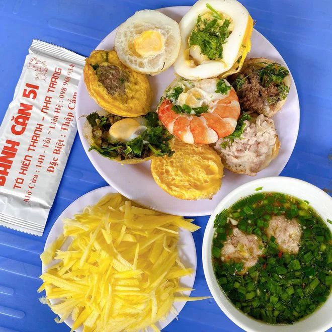 Phần bánh căn cạnh thông tin Bánh Căn 51