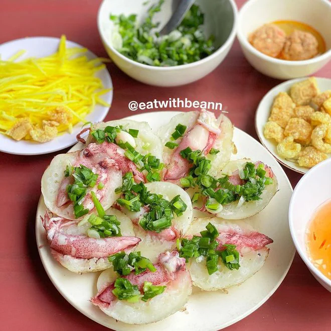 Bánh căn cùng xoài bào và nước chấm