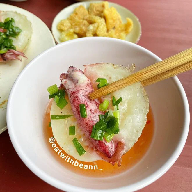 Bánh căn với xíu mại và nước chấm