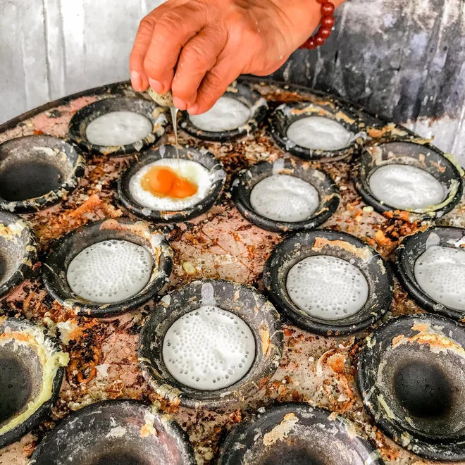 Bánh căn đang chín trong khuôn