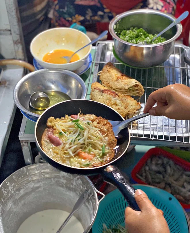Chế biến bánh căn tại quầy
