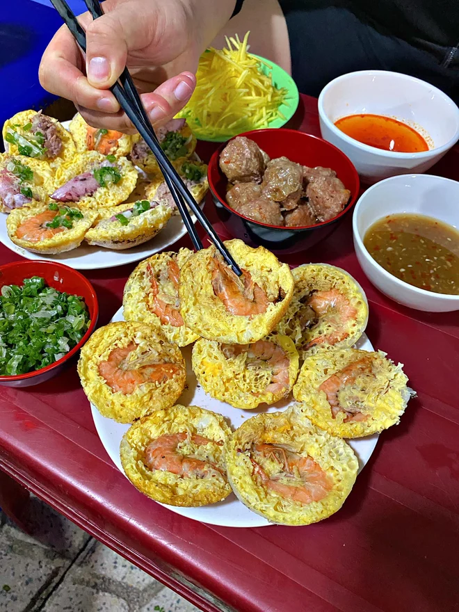 Bánh căn với nhân và đồ ăn kèm