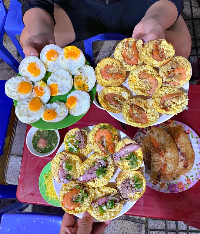Các đĩa bánh căn nhiều loại nhân