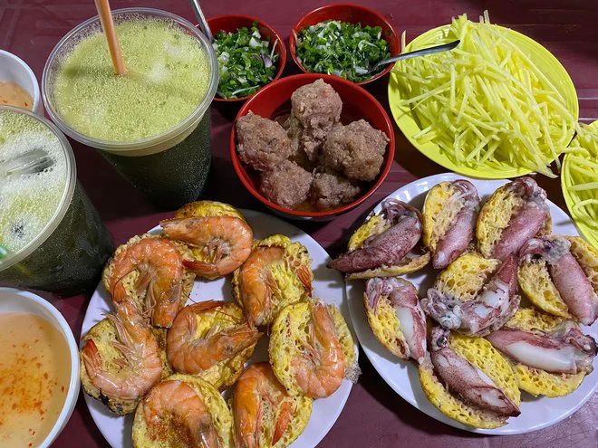 Bánh căn, xoài bào và xíu mại