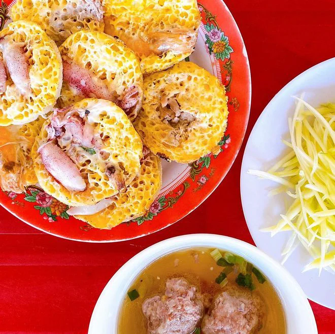 Bánh căn nhân trứng và hải sản