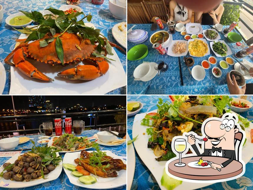 Bàn hải sản dùng chung tại Bờ Kè Quán