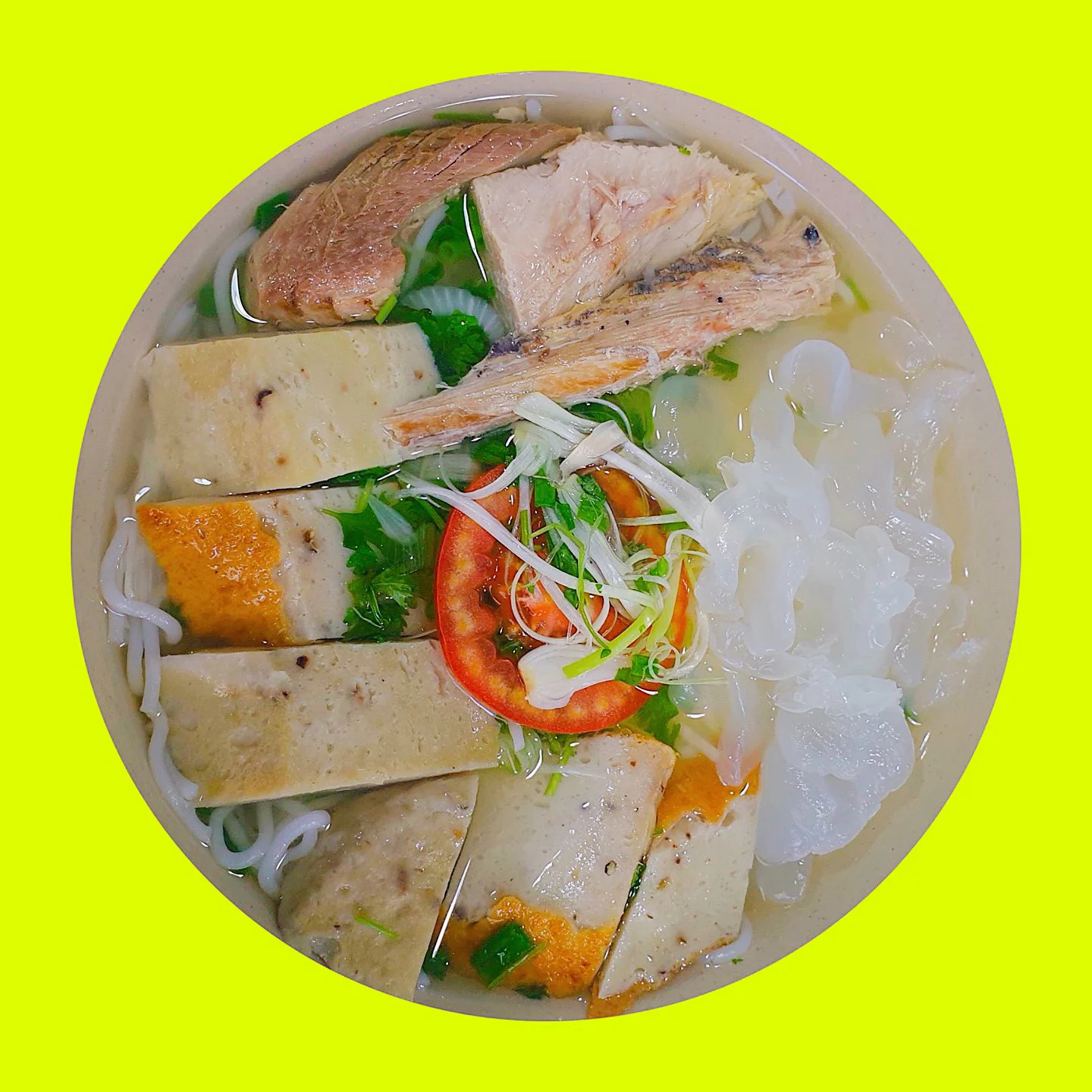 Tô bún cá có chả cá tại Bún Cá Mịn