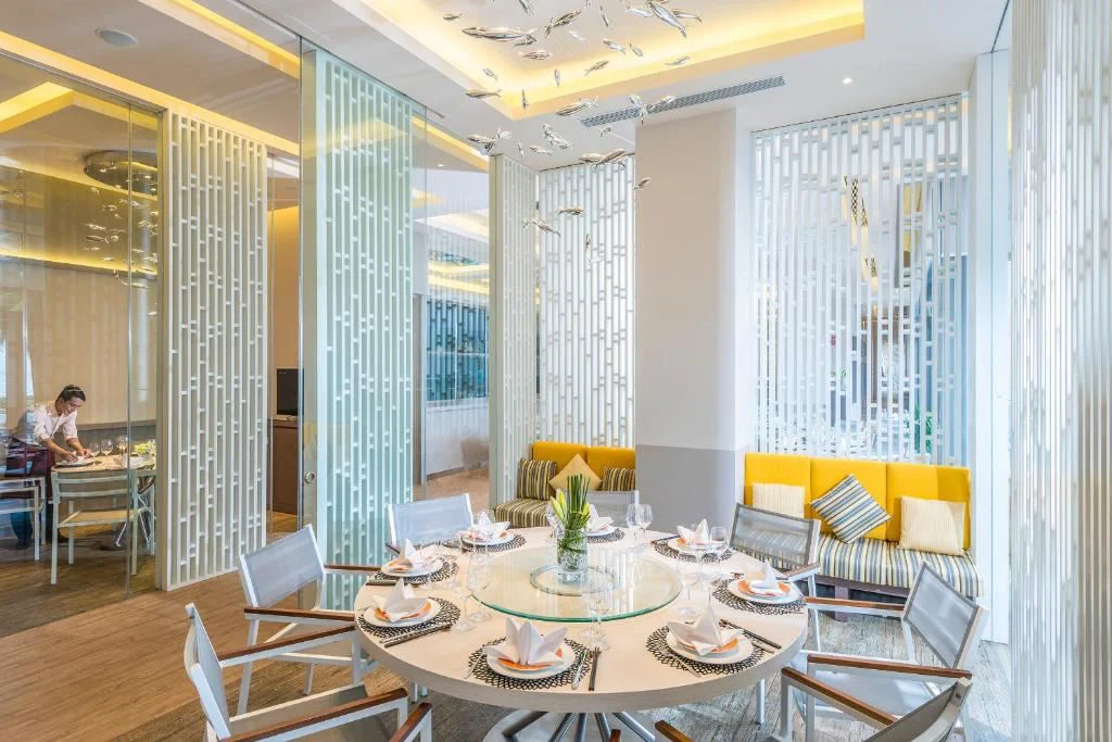 Không gian bàn ăn tại Costa Seafood Nha Trang