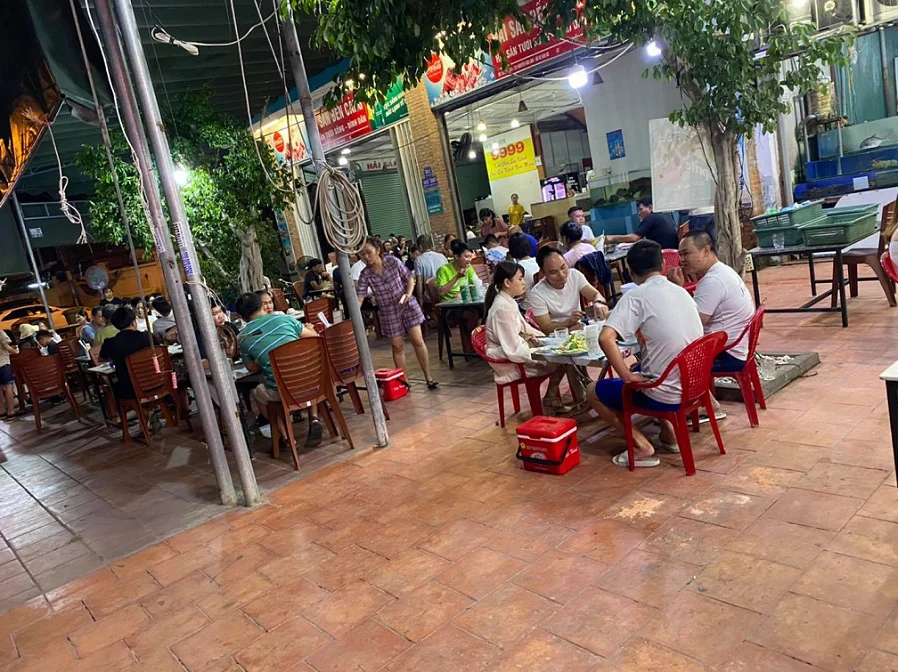 Khu bàn ăn ngoài trời tại Hải Sản Bến Cảng