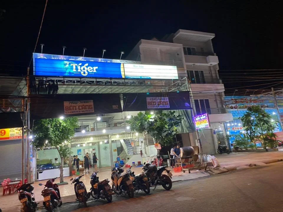 Khu nhà hàng Hải Sản Bến Cảng vào buổi tối