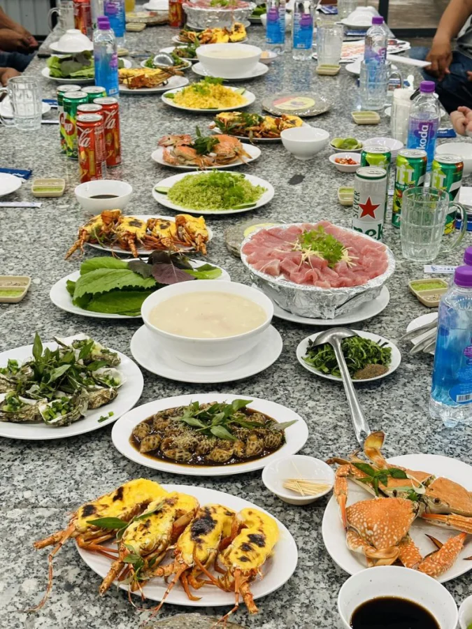 Bàn món ăn tại Hải Sản Bến Cảng
