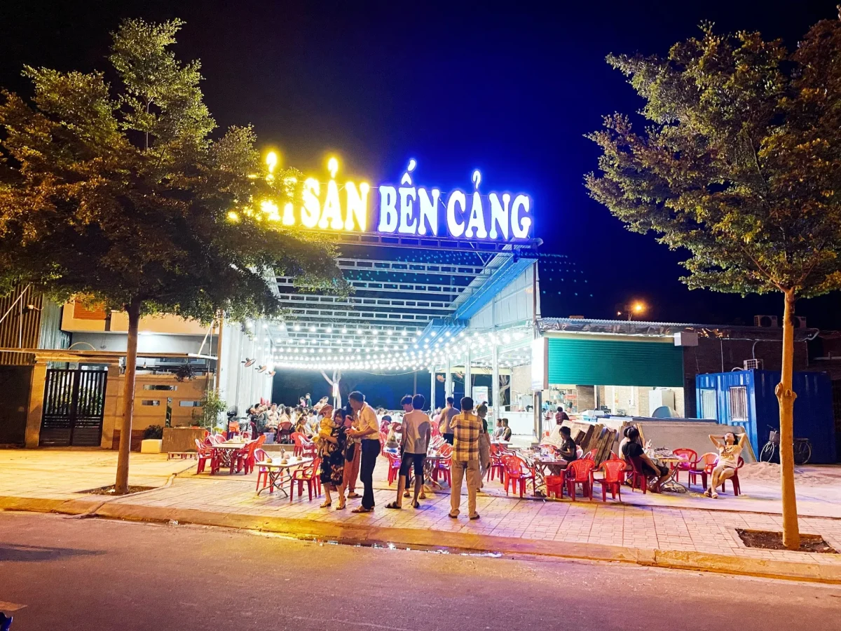 Mặt tiền Hải Sản Bến Cảng về đêm