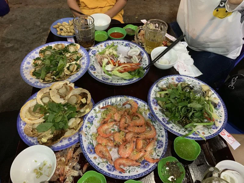 Bàn món hải sản tại Gió Biển