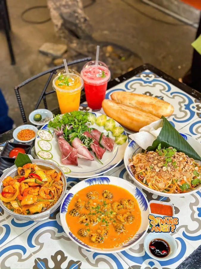 Bàn món ăn tại Hải Sản Mộc Quán