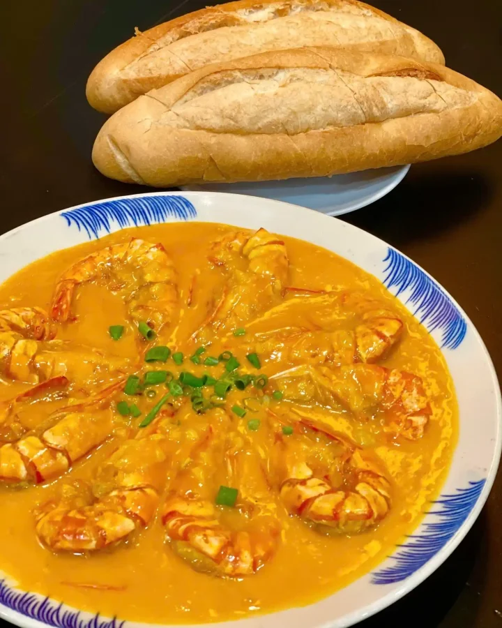 Món hải sản sốt kèm bánh mì tại Mộc Quán