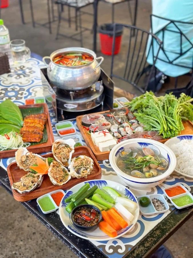 Bàn hải sản dùng chung tại Mộc Quán