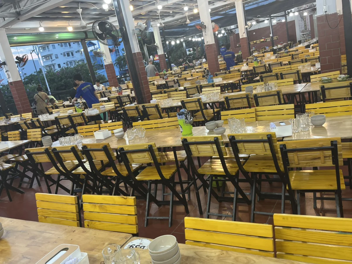 Khu bàn ăn tại Hải Sản Thanh Sương 1