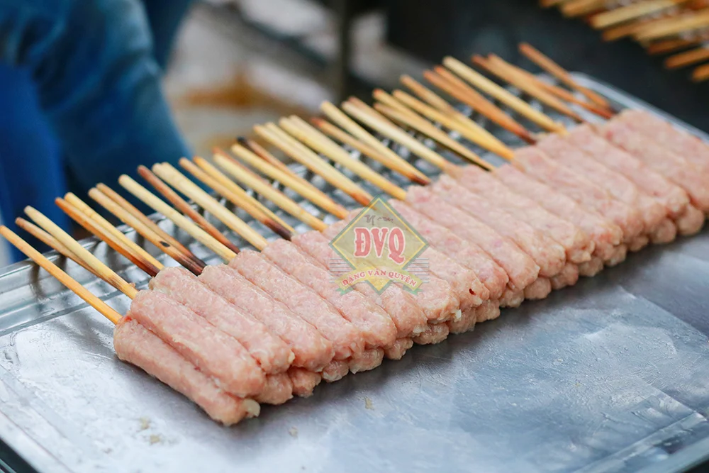Nem xiên trên vỉ nướng
