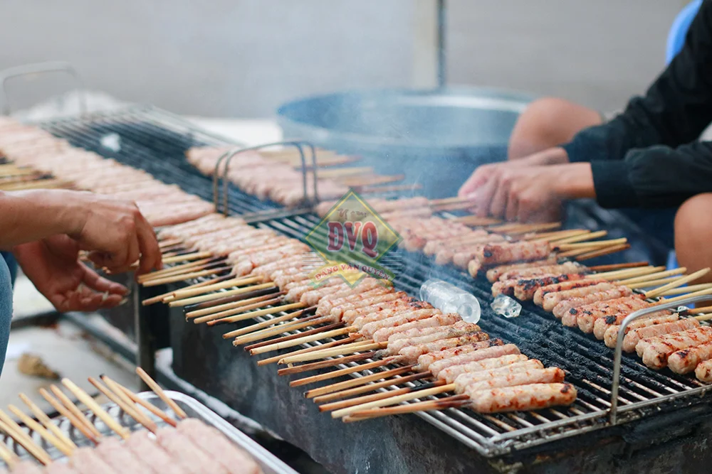 Nem được nướng trên bếp tại Đặng Văn Quyên