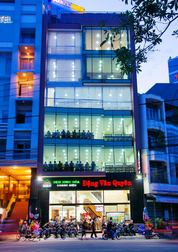 Tòa nhà Nem Đặng Văn Quyên vào buổi tối