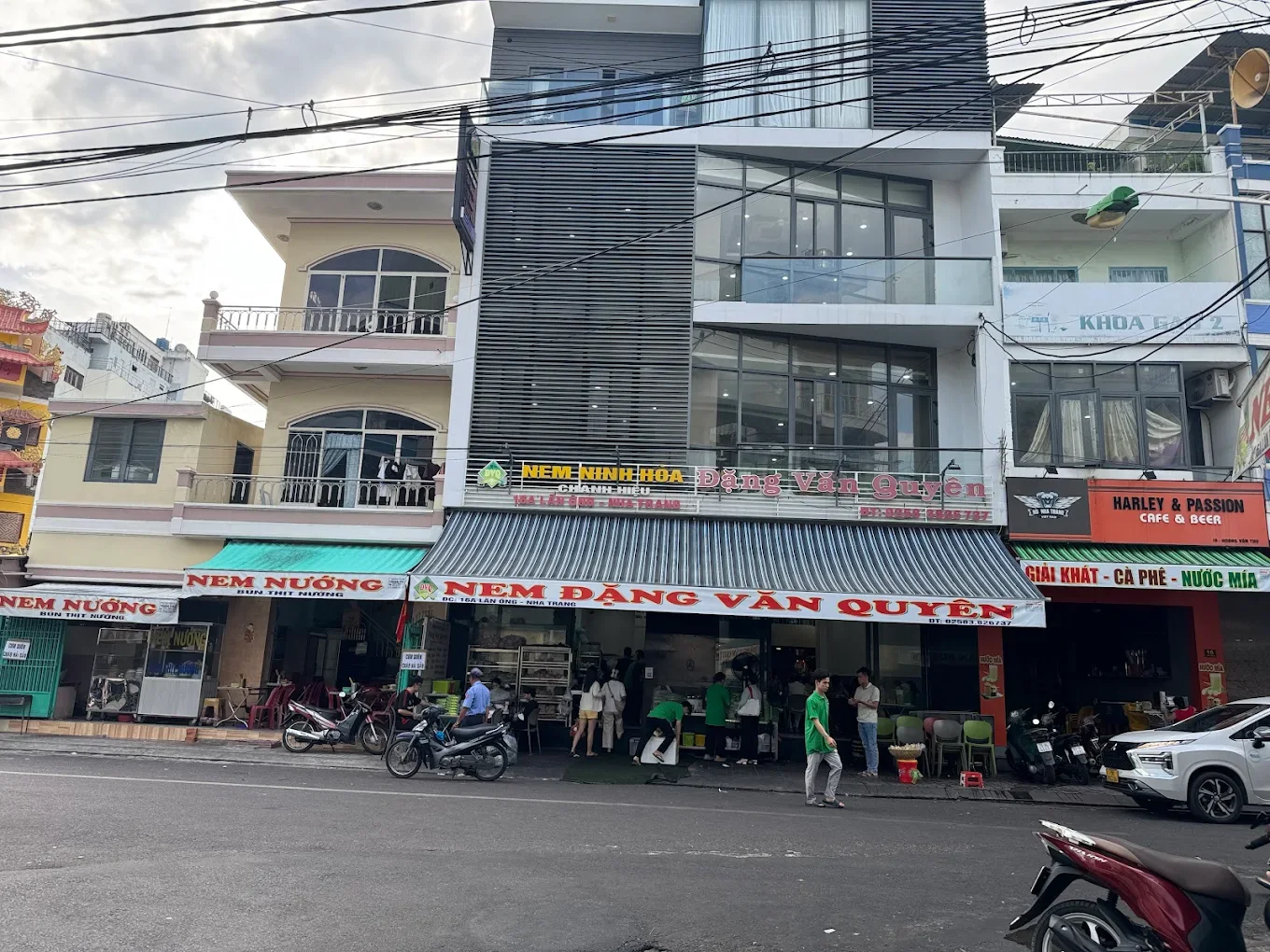 Cơ sở Nem Nướng Đặng Văn Quyên nhìn từ đường