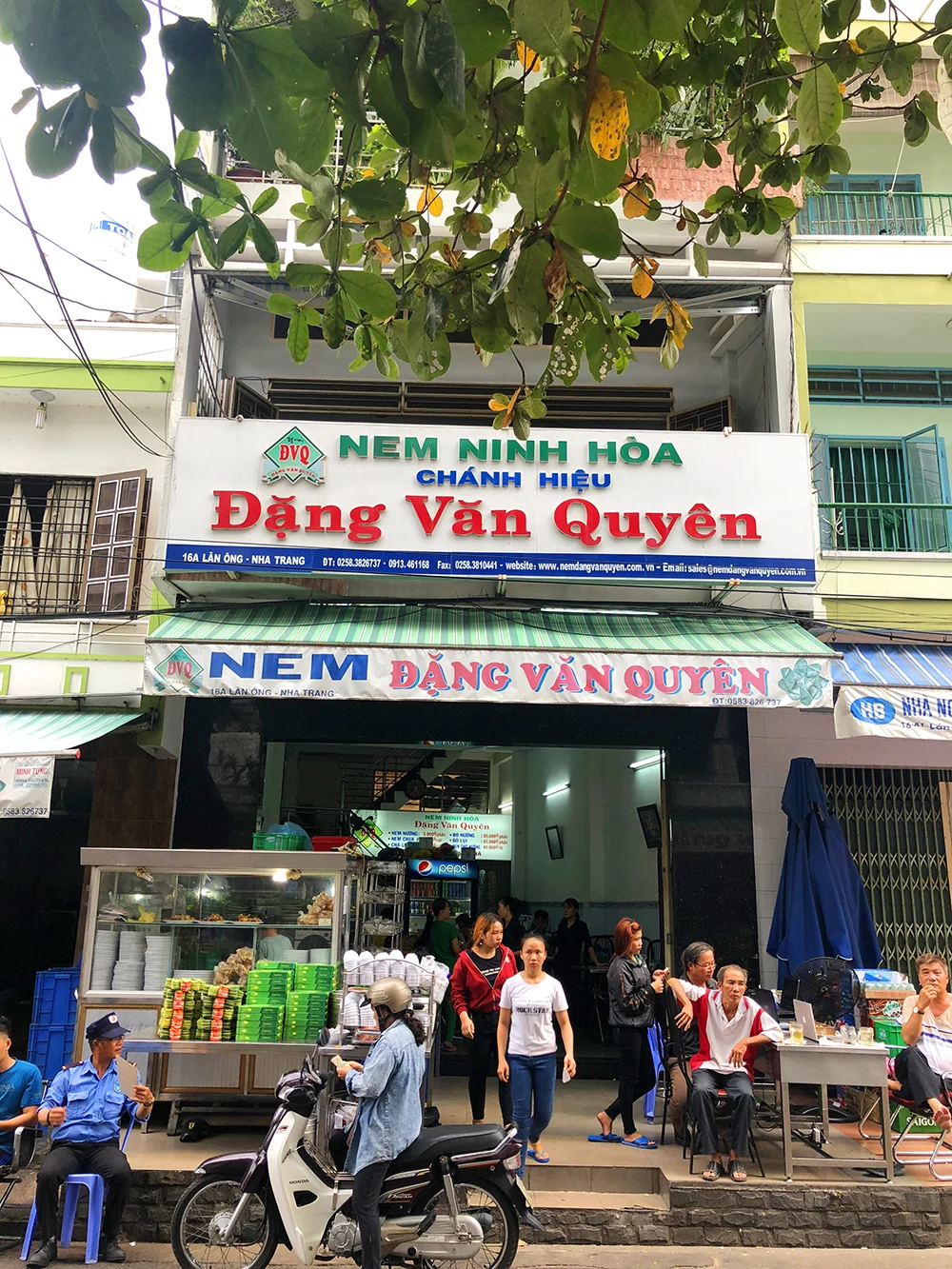 Biển hiệu Đặng Văn Quyên tại một cơ sở