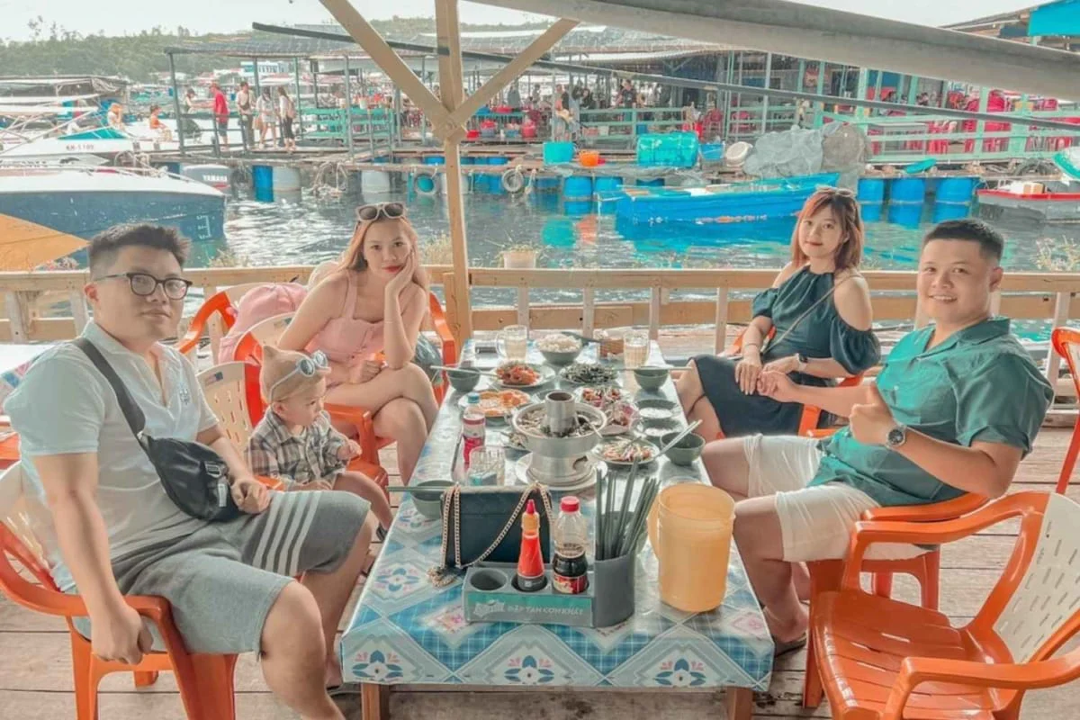 Khách dùng bữa trên bè Mười Phùng