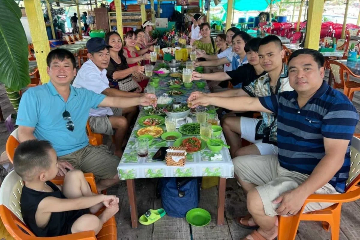 Bàn ăn nhóm tại bè Mười Phùng