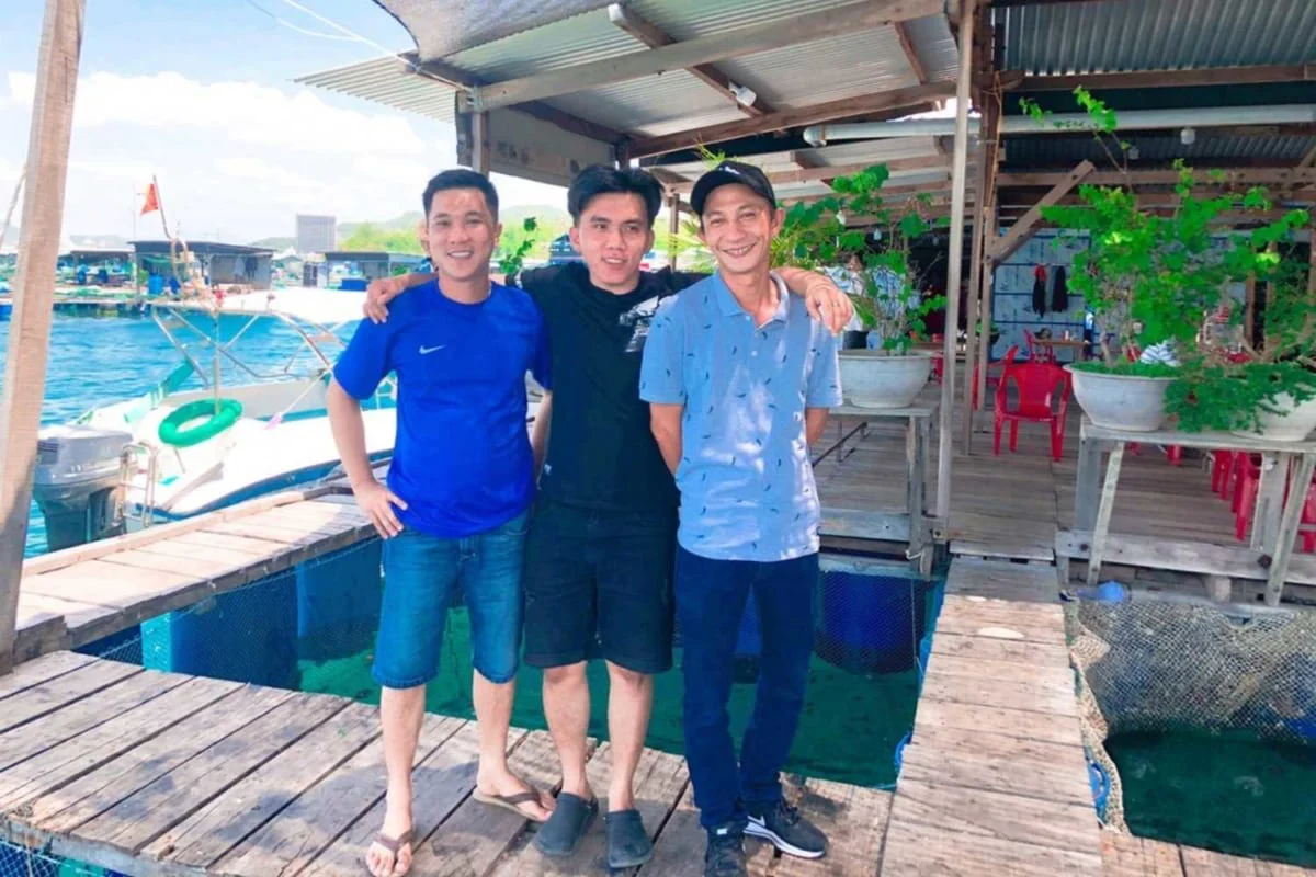 Khu phục vụ trên bè Mười Phùng