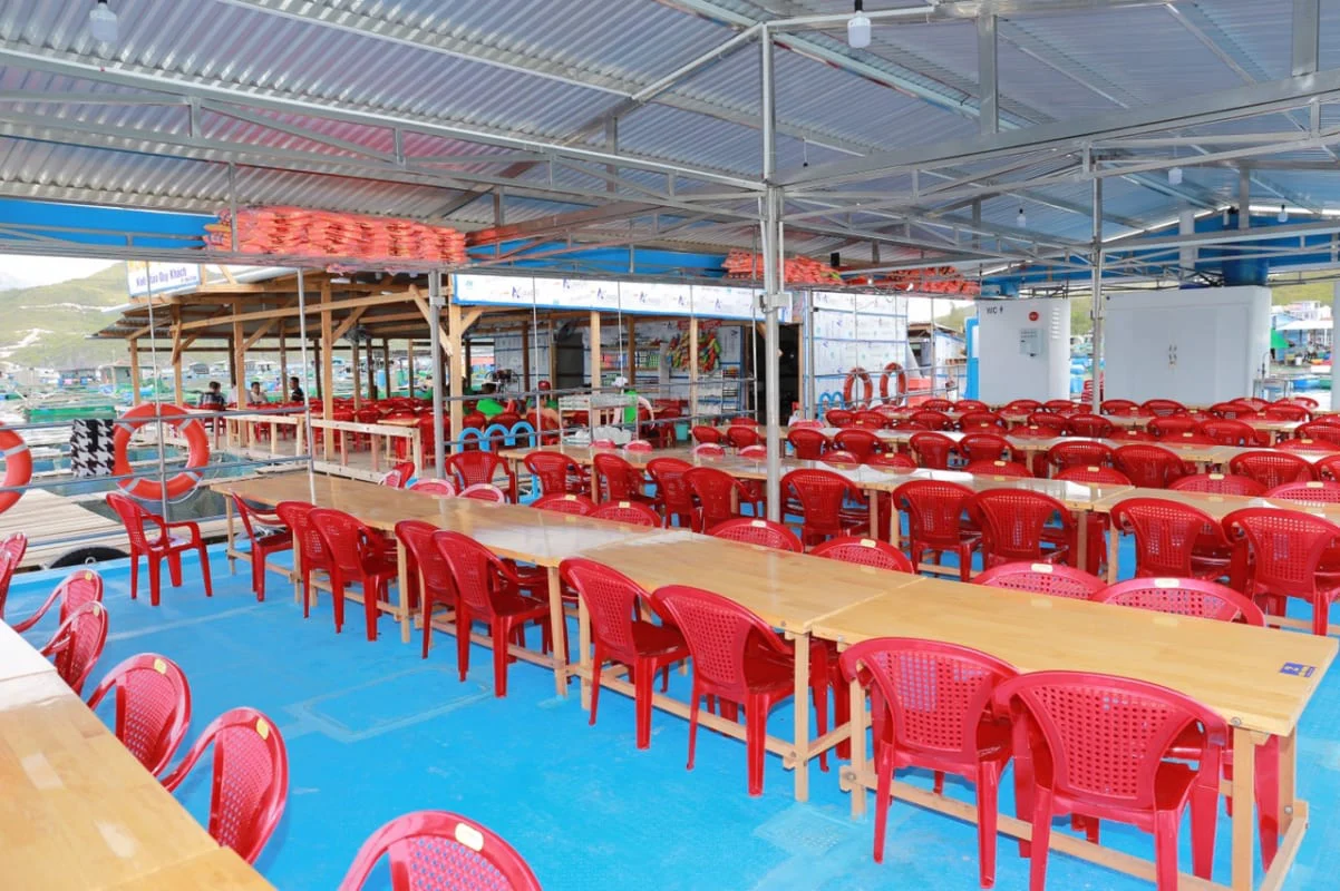Khu bàn ăn rộng trên bè Mười Phùng