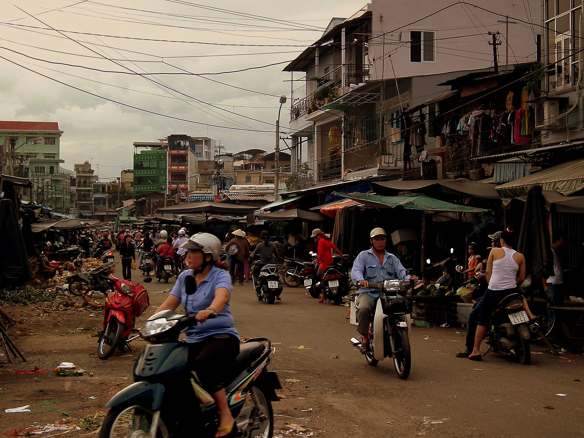 Người mua bán tại Chợ Đầm