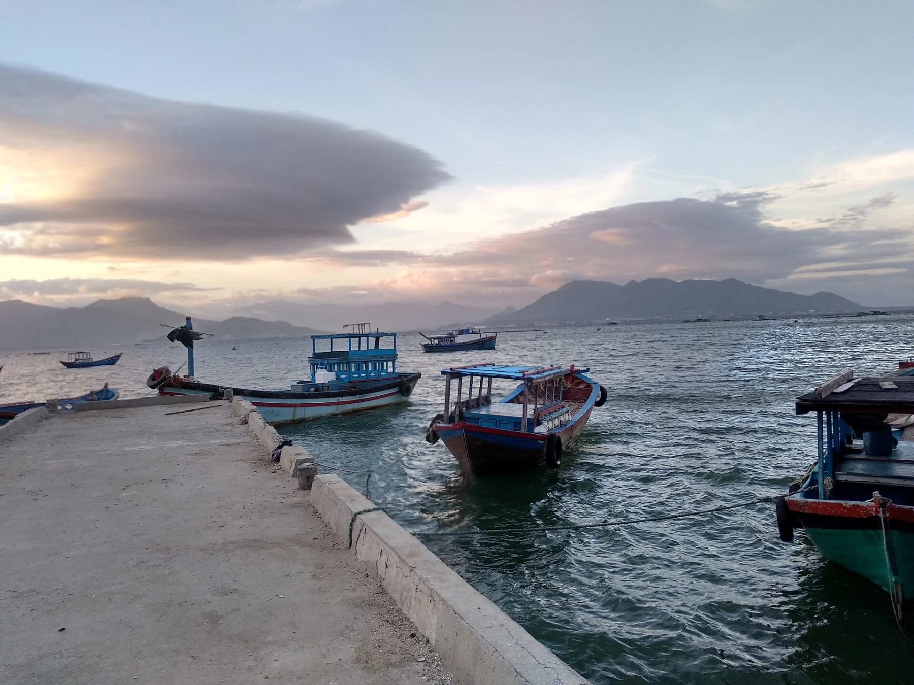 Tàu thuyền dân sinh vùng Cam Ranh