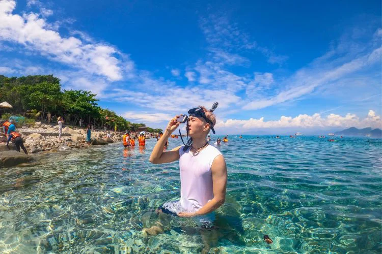 Hoạt động biển gần Hòn Mun